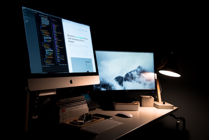 komputer iMac menyala di dalam ruangan tempat bekerja