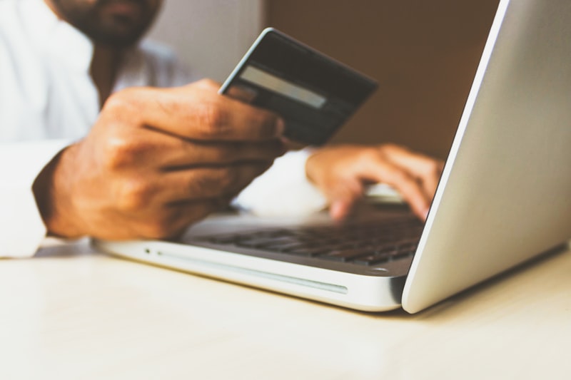 Proses konfigurasi pembayaran online di laptop