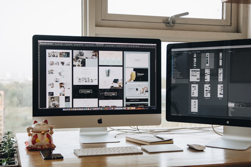 Ilustrasi workspace desain web dengan dua monitor