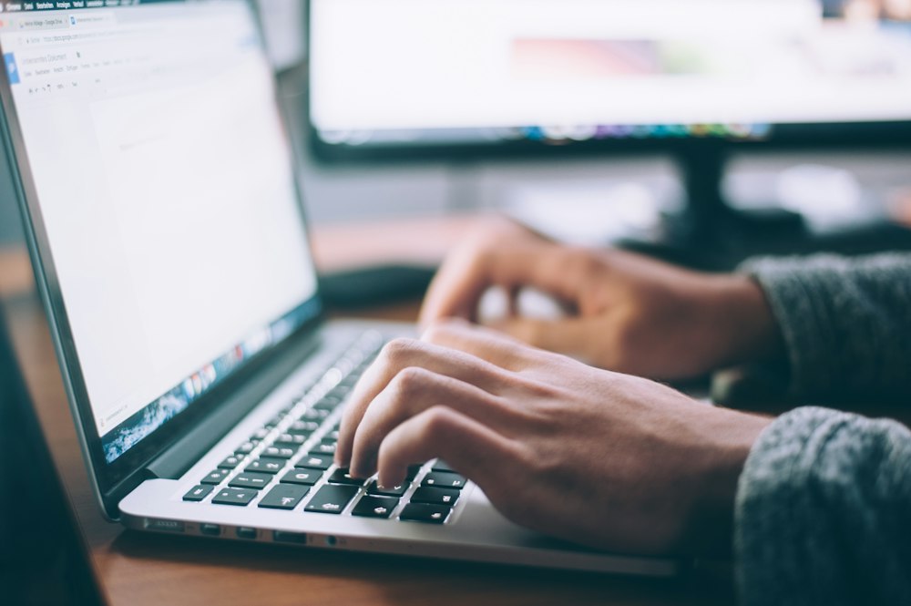Desainer mengerjakan contoh landing page di laptop