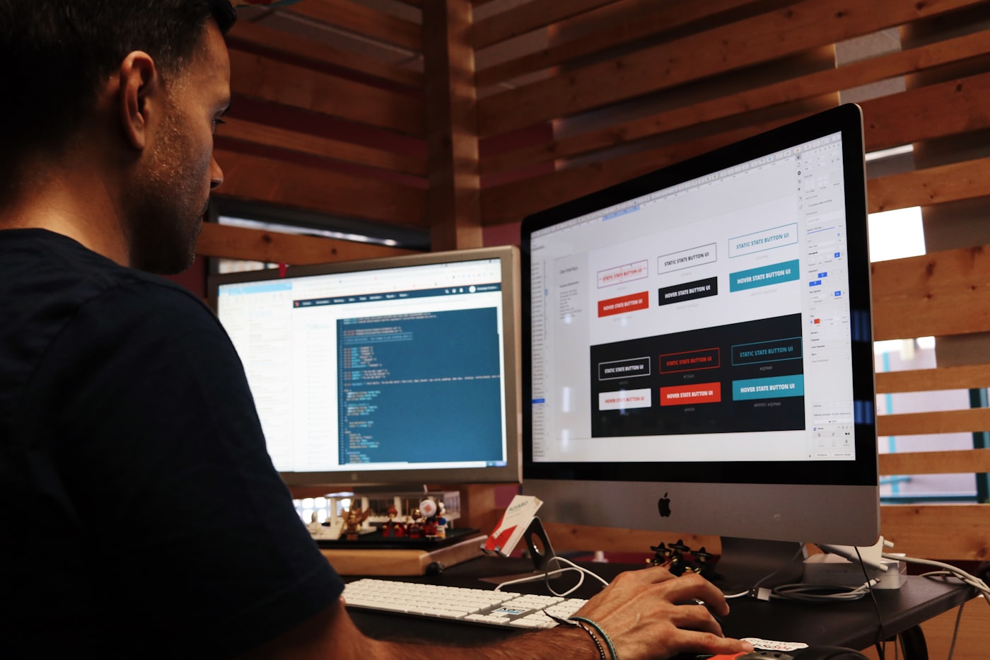 Perancang web mengerjakan struktur dan tampilan website baru di layar komputer