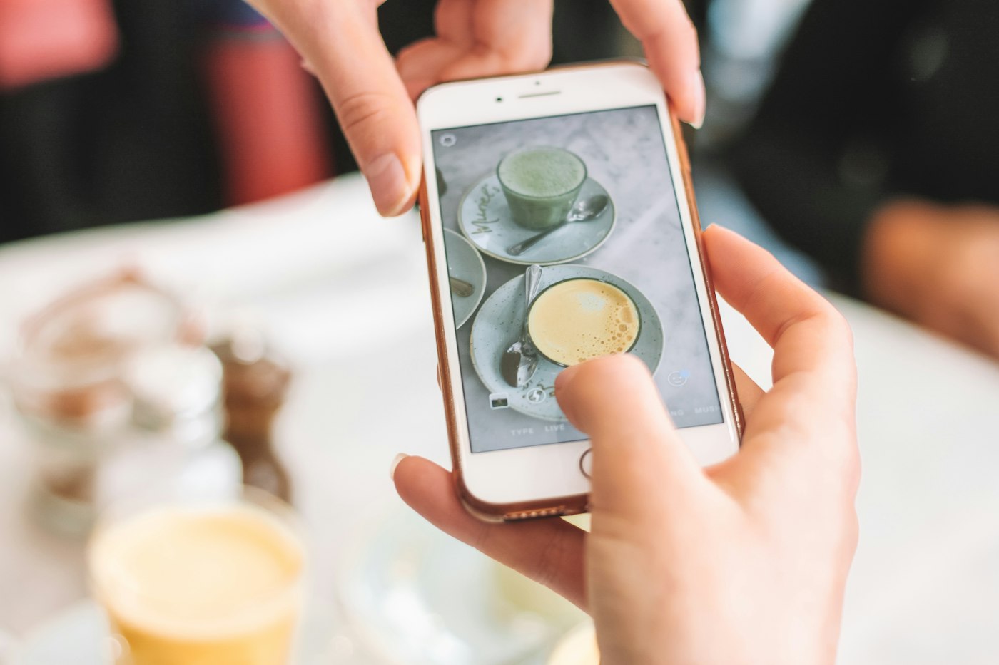 Memotret produk menggunakan kamera smartphone di atas meja