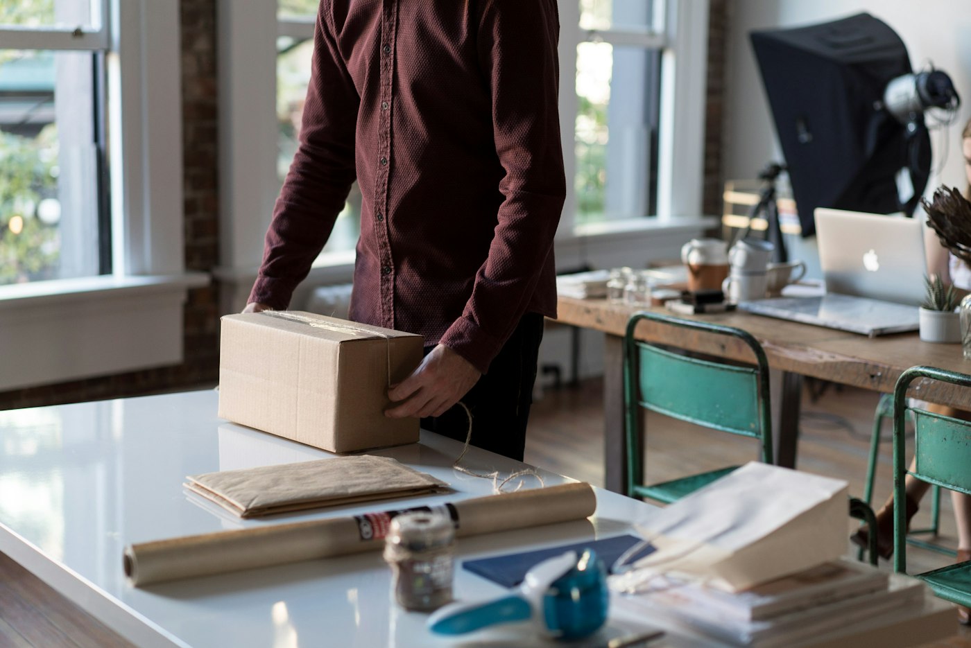 Pemilik usaha menyiapkan kemasan produk untuk dijual online