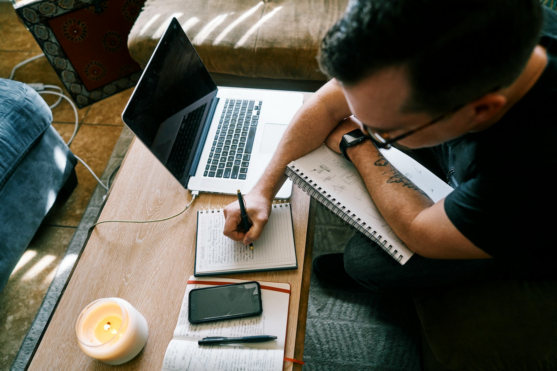 Penulis menyusun artikel tamu di blog untuk mendapatkan backlink berkualitas