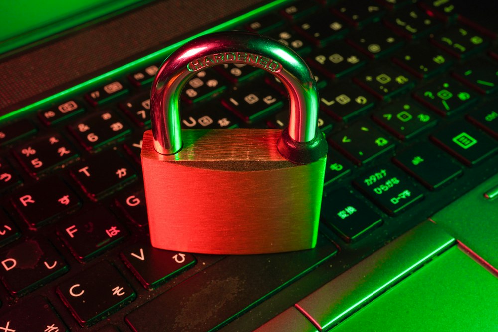 Gembok merah di atas keyboard laptop sebagai simbol password yang kuat