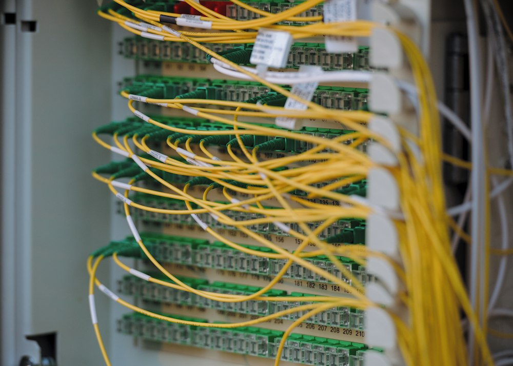 Kabel jaringan tertata rapi di rak server data center