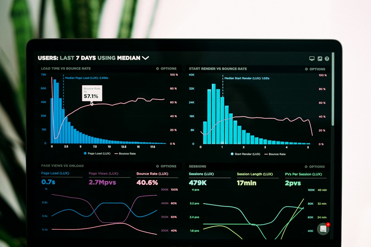 grafik performa website di layar laptop