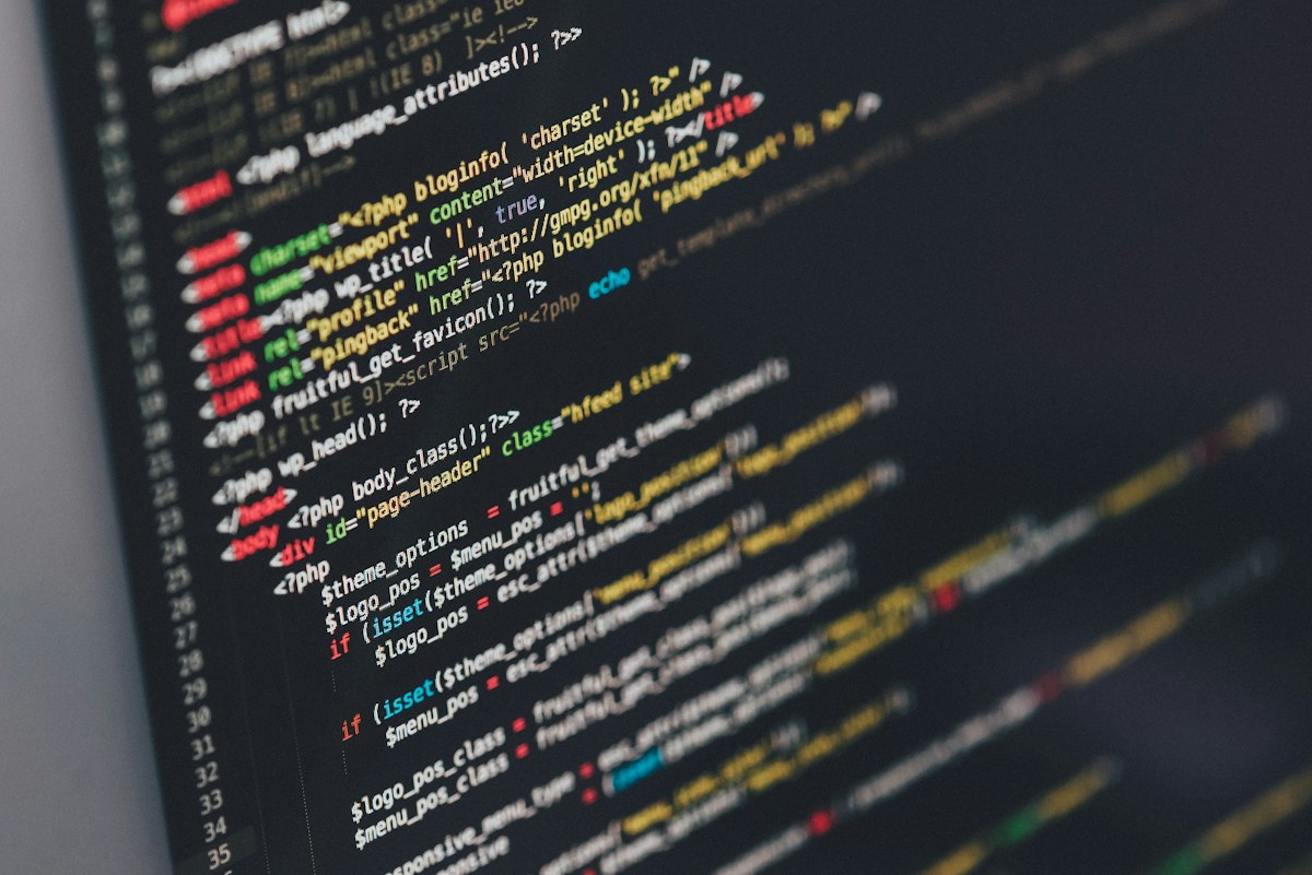 Layar monitor menampilkan kode struktur website