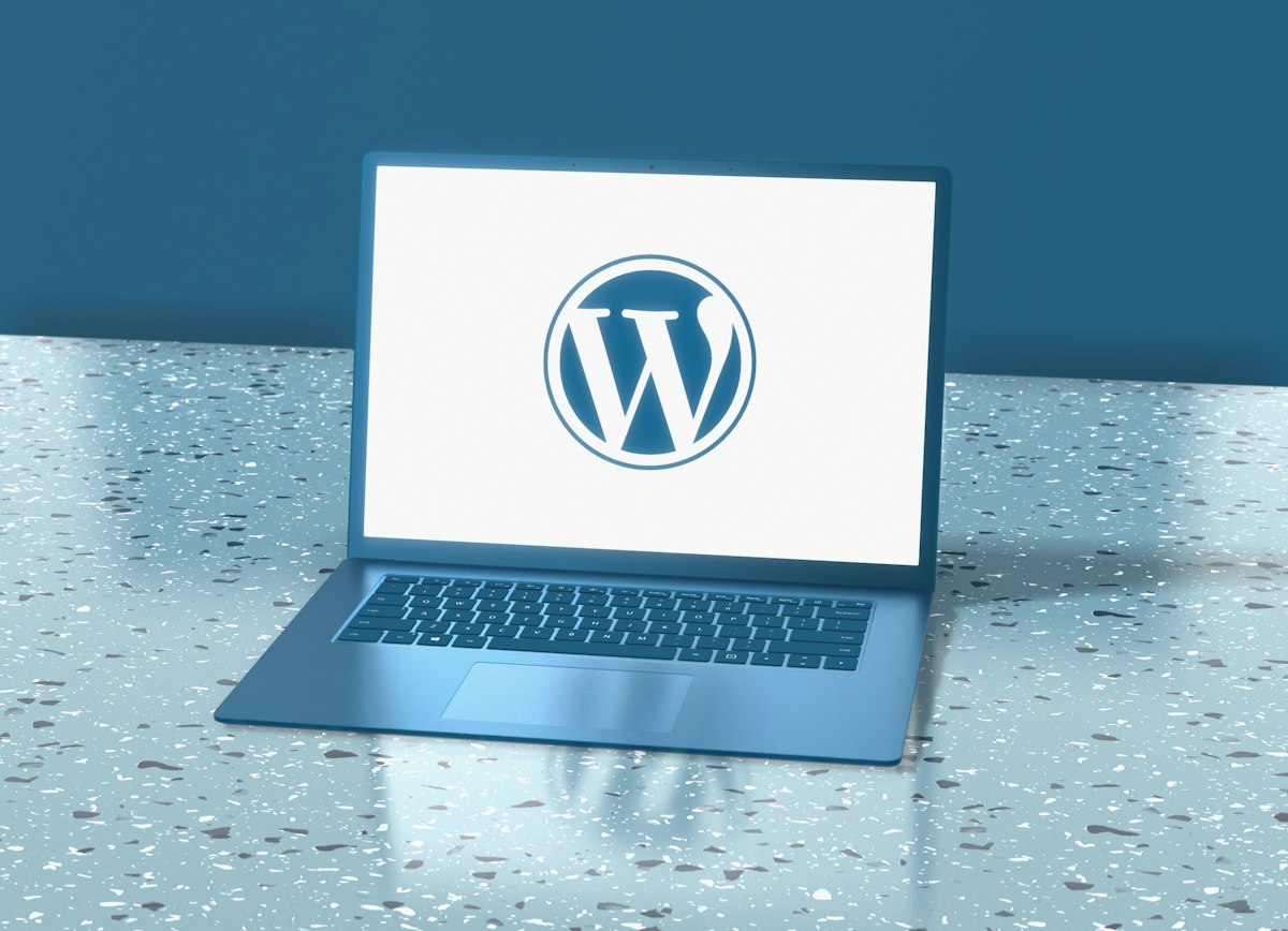 Laptop menampilkan dashboard WordPress dan pengaturan permalink