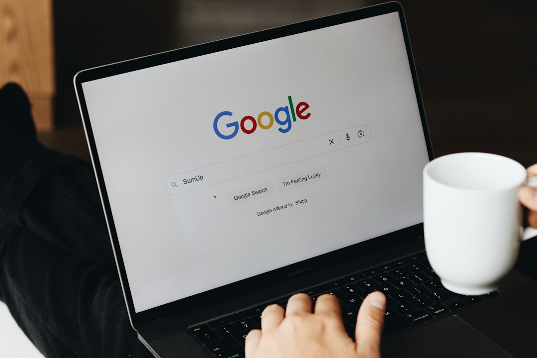 Pengusaha memeriksa keamanan data website melalui laptop