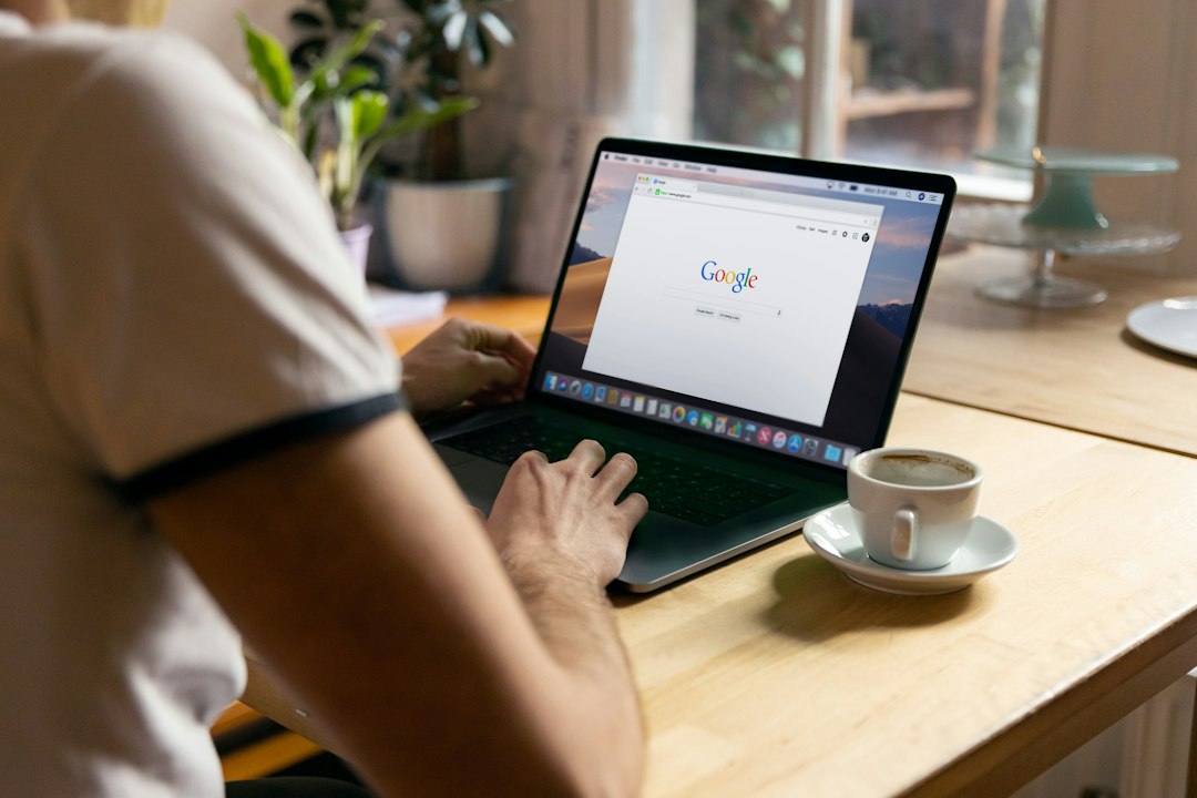 Pemilik usaha mencatat data pelanggan melalui laptop di tempat kerja