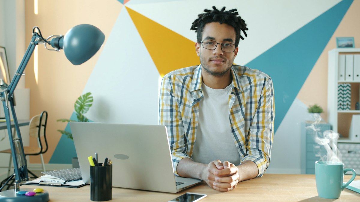 Pemilik usaha mengerjakan optimasi website di laptop